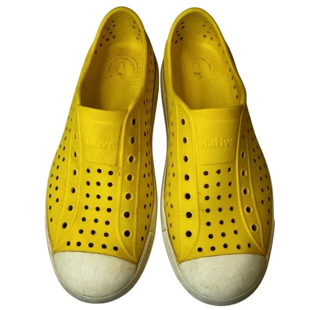 Native‎ Jefferson Yellow shoes. Size J4